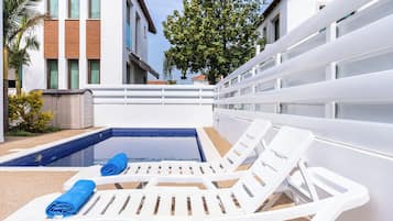 Outdoor pool, sun loungers