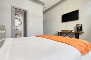 Classic Studio Suite, City View - La Tumu Downtown Hotel (Toronto)