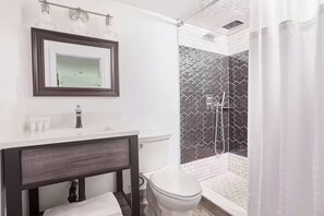 Classic Studio Suite, City View | Bathroom - La Tumu Downtown Hotel (Toronto)