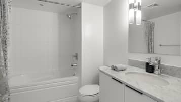 Habitación clásica, 1 cama Queen size y sofá cama | Baño | Secadora de cabello, toallas, jabón, shampoo