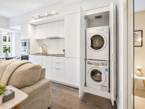 Classic Room, 1 Queen Bed with Sofa bed | Laundry - Samesun Toronto Suites (Toronto)