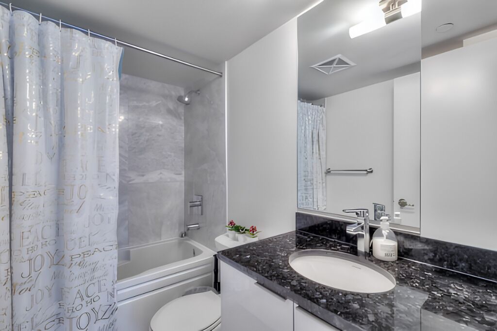 Family Suite | Bathroom | Free toiletries, hair dryer, towels, soap