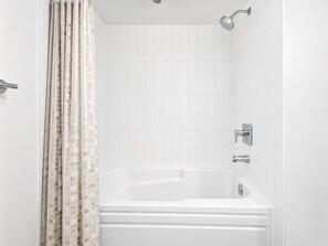 Quarto clássico, 1 cama Queen e sofá-cama | Banheiro | Produtos de toalete grátis, secador de cabelo, toalhas de banho 