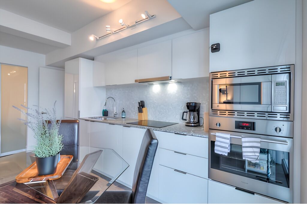 Family Suite | Private kitchen | Fridge, microwave, oven, stovetop