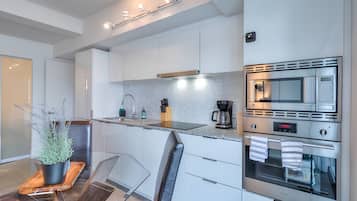 Family Suite | Private kitchen | Fridge, microwave, oven, stovetop