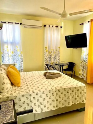 1 habitación, tabla de planchar con plancha y ropa de cama 