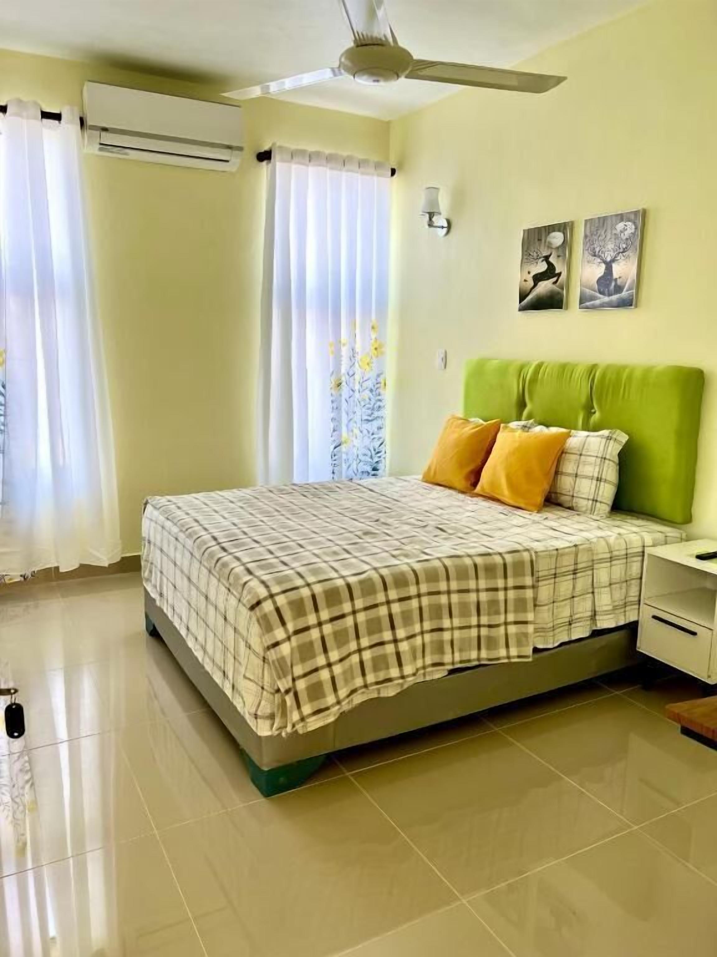2 habitaciones, tabla de planchar con plancha y ropa de cama 