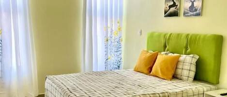 2 habitaciones, tabla de planchar con plancha y ropa de cama