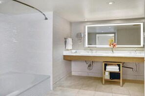 Deluxe Room | Bathroom - Crowne Plaza Toronto Suites (Toronto)