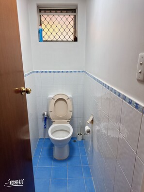 Bathroom - Cozy room near airport (Morley)