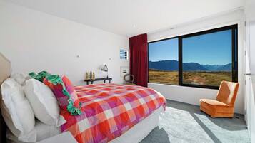 4 bedrooms, desk, iron/ironing board, WiFi