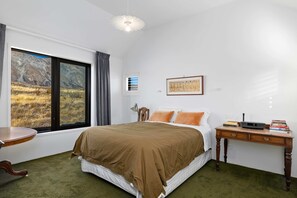 4 bedrooms, desk, iron/ironing board, WiFi