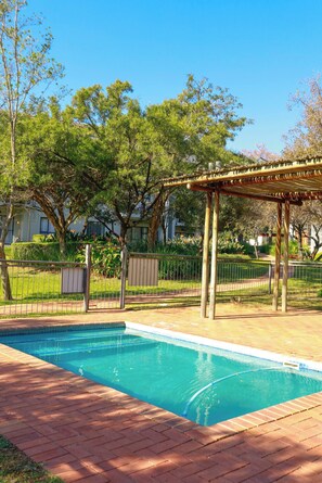 Pool - Modern, Cozy & Serene 1BR Apartment (Johannesburg)