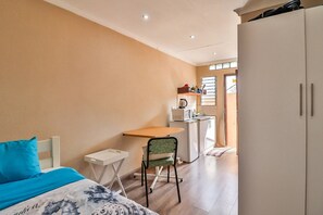 1 bedroom, iron/ironing board, Internet, bed sheets - Cozy Private Studio Flat in Westdene, Johannesburg (Johannesburg)