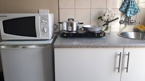 Fridge, microwave, stovetop, cookware/dishes/utensils - Cozy Private Studio Flat in Westdene, Johannesburg (Johannesburg)