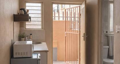 Cozy Private Studio Flat in Westdene, Johannesburg