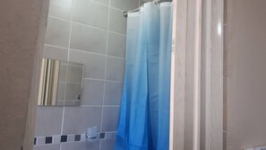 Shower, towels - Cozy Private Studio Flat in Westdene, Johannesburg (Johannesburg)