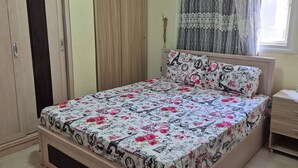 A bedroom with a bed, wardrobe, and a window with curtains. - Star Apartment 2 Hurghada (Hurghada)