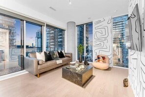 Classic Double or Twin Room | Living area - Estate Entertainment District Hotel (Toronto)