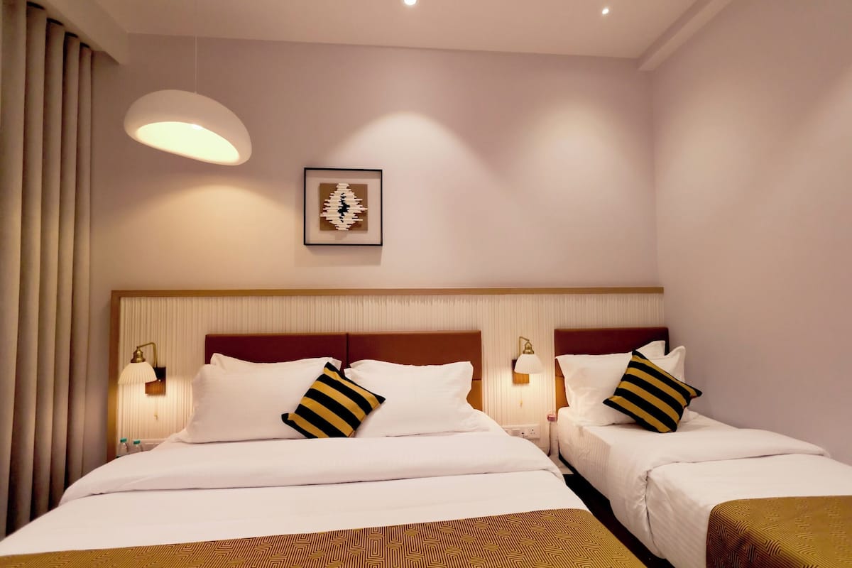 Habitación triple superior, vista a la ciudad