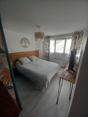 2 slaapkamers, een strijkplank/strijkijzer, reisbedje, wifi (toeslag)