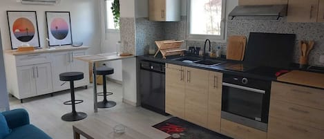 ثلاجة، ميكروويف، فرن، موقد طهي مسطح