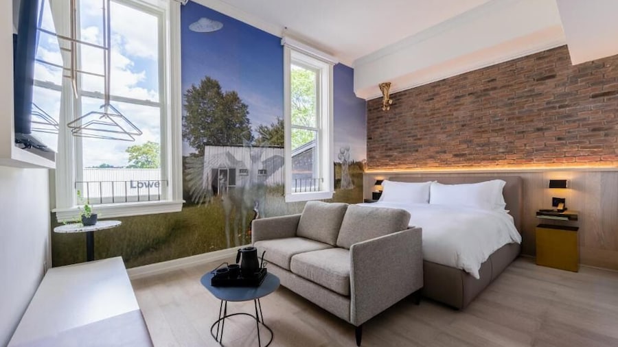Gladstone Hotel & Suites