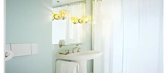 Gladstone Hotel & Suites