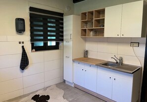Fridge, microwave, oven, coffee/tea maker - Will's Ranch - Guesthouse (Heibloem)