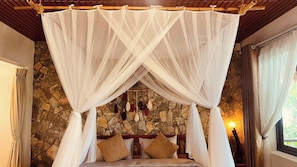 In-room safe, desk, blackout curtains, soundproofing - The L'anmien Bui Vien (Thanh pho Ho Chi Minh)
