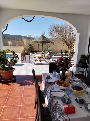 Outdoor dining - Holiday Home 'Encanto Rural' with Mountain Views, Wi-Fi, and Air Conditioning (Riogordo)
