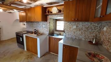 Fridge, oven, stovetop, coffee/tea maker