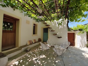 Terrace/patio - Country House 'Ktima Kariofillis' with Mountain View and Private Terrace (Révmata)