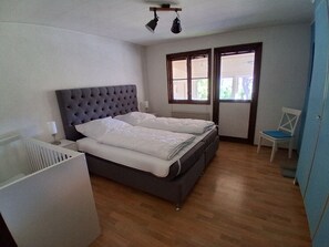 3 chambres, fer et planche à repasser, lit de bébé portatif