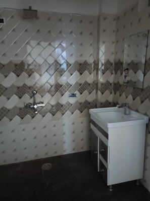 Family Room | Bathroom | Shower, free toiletries, towels, soap - Hotel Satya (Chamba)