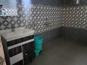Double Room | Bathroom | Shower, free toiletries, towels, soap - Hotel Satya (Chamba)