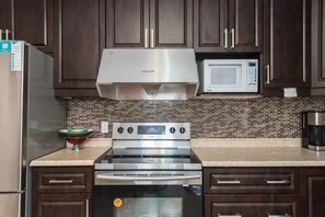 Standard Room | Private kitchen - Lilli Garden Urban Stay (Toronto)