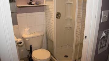 Classic Room | Bathroom | Hair dryer, towels, soap, shampoo