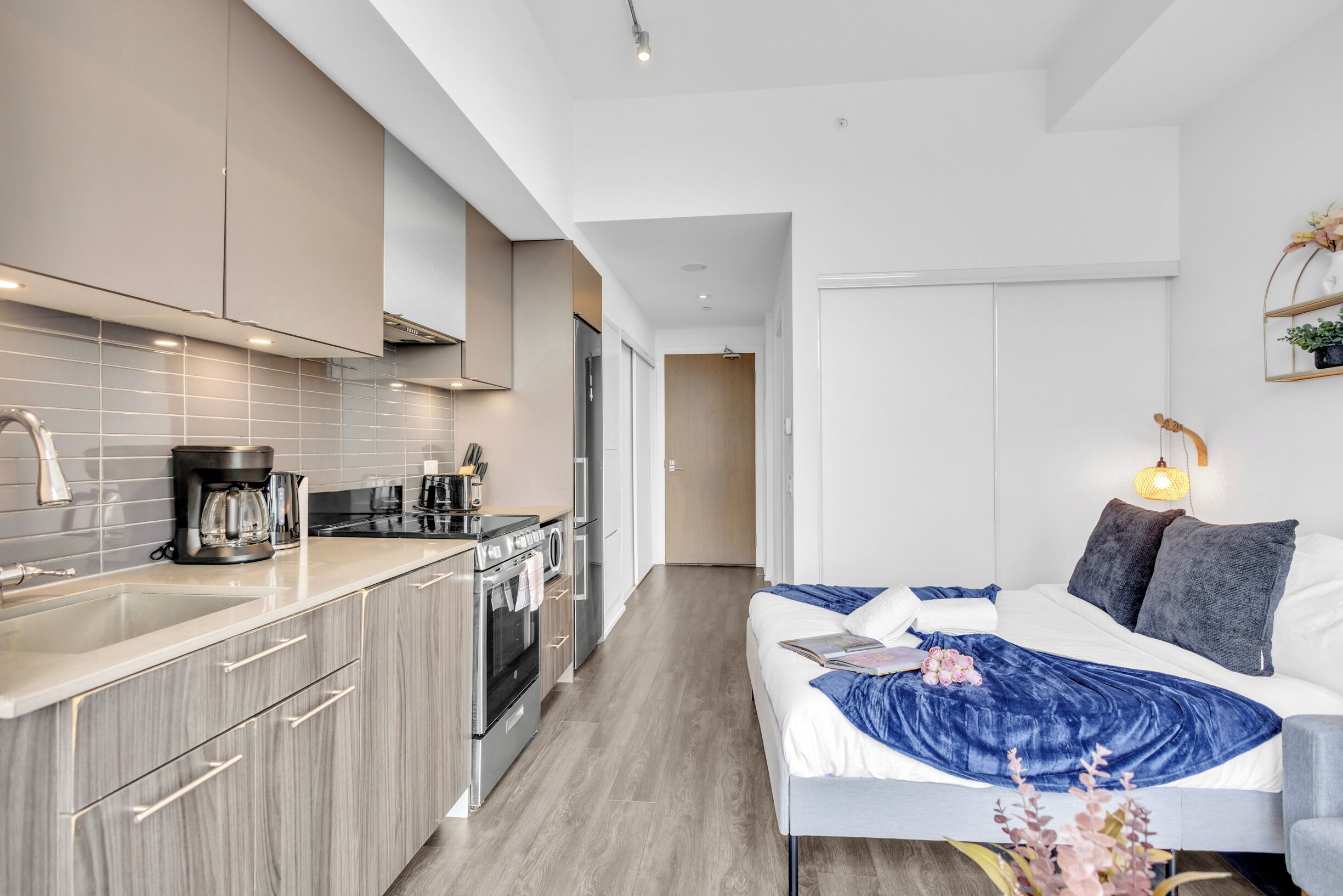 Suite estudio clásica, 1 cama Queen size y sofá cama, para no fumadores, baño privado | Cocina privada | Refrigerador, microondas, horno y parrilla de estufa 