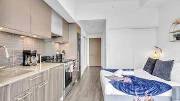 Suite estudio clásica, 1 cama Queen size y sofá cama, para no fumadores, baño privado | Cocina privada | Refrigerador, microondas, horno y parrilla de estufa