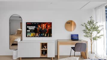 Deluxe Suite, 1 Bedroom, Non Smoking, City View | Living area