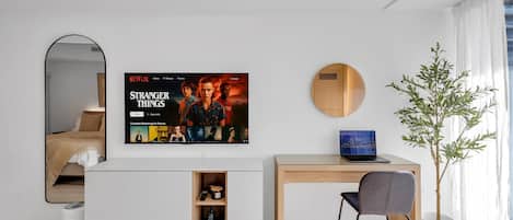 Suite – deluxe, 1 soverom, ikke-røyk | Oppholdsområde | En 50-tommers Flatskjerm-TV med digitale kanaler