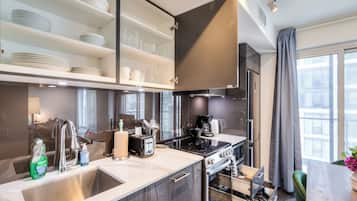 Suite Majestueuse, 2 chambres, non-fumeurs, 2 salles de bains | Cuisine privée | Réfrigérateur, micro-ondes, four, plaque de cuisson