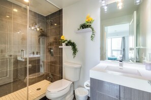 Bathroom - Downtown East Hotel & Suites (Toronto)
