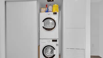 Premium Suite, 3 Bedrooms, Private Bathroom, City View | Laundry