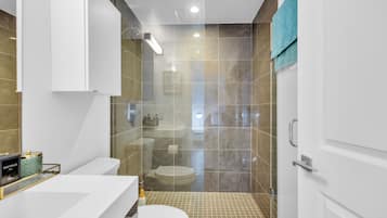 Superior Suite, 3 Bedrooms, 2 Bathrooms, City View | Bathroom | Free toiletries, hair dryer, towels, soap