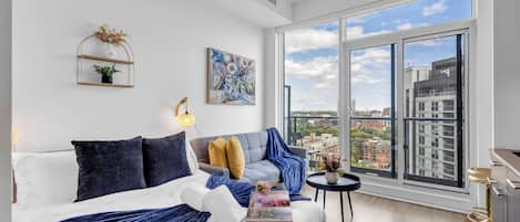 Suite studio classique, 1 grand lit et 1 canapé-lit, non-fumeur, salle de bain privée | Aire de séjour | Téléviseur à écran plat de 50 po avec télévision numérique