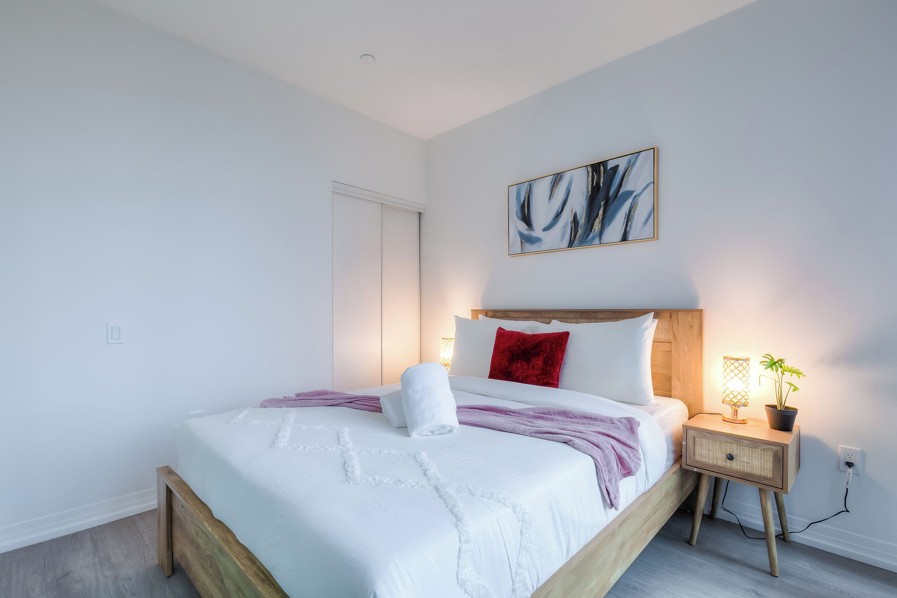 Decoración personalizada, muebles diferentes y cortinas blackout 