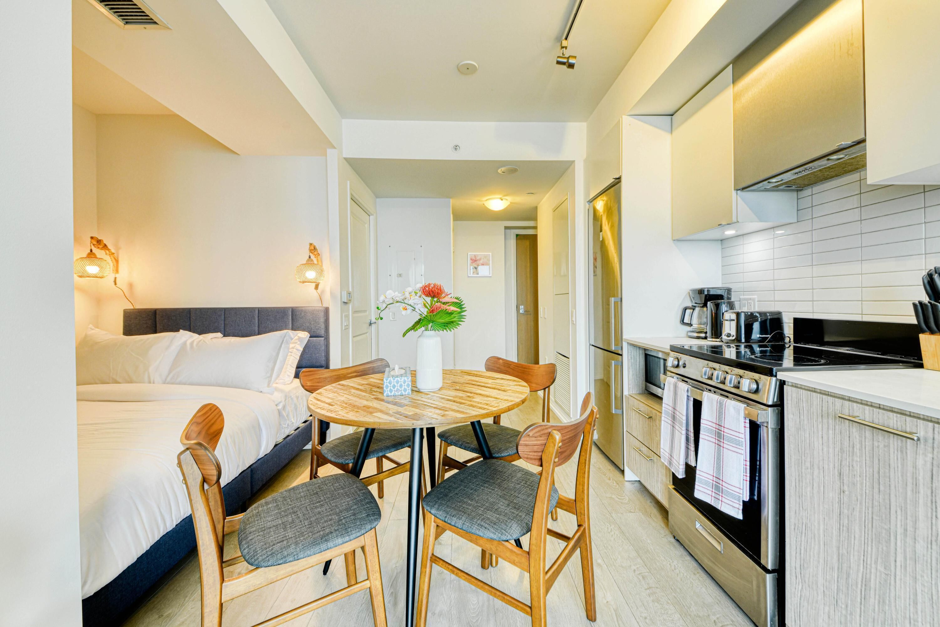 Family Suite, 2 Bedrooms, Private Bathroom, City View | In-room dining