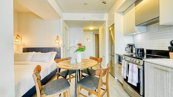 Family Suite, 2 Bedrooms, Private Bathroom, City View | In-room dining